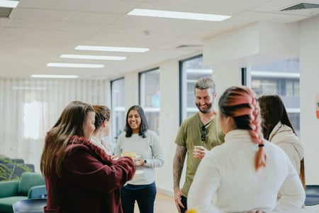 df378094-unsplash-03ve-4ug0ow-a-group-of-people-standing-in-a-room-03ve-4ug0ow_12yo1z400000000000001o