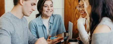 eebee7fb-unsplash-uhvrvdr7pg-a-group-of-friends-at-a-coffee-shop-uhvrvdr7pg_12yo1z42yo1660000eg01o